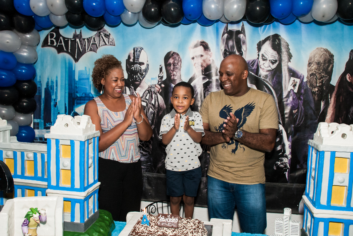 Parabéns animado no Buffet Fábrica da Alegria Morumbi, São Paulo, aniversário de João Pedro 4 anos tema da festa Batman