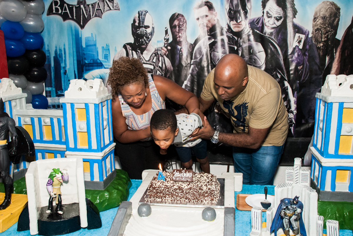 soprando a vela do bolo no Buffet Fábrica da Alegria Morumbi, São Paulo, aniversário de João Pedro 4 anos tema da festa Batman