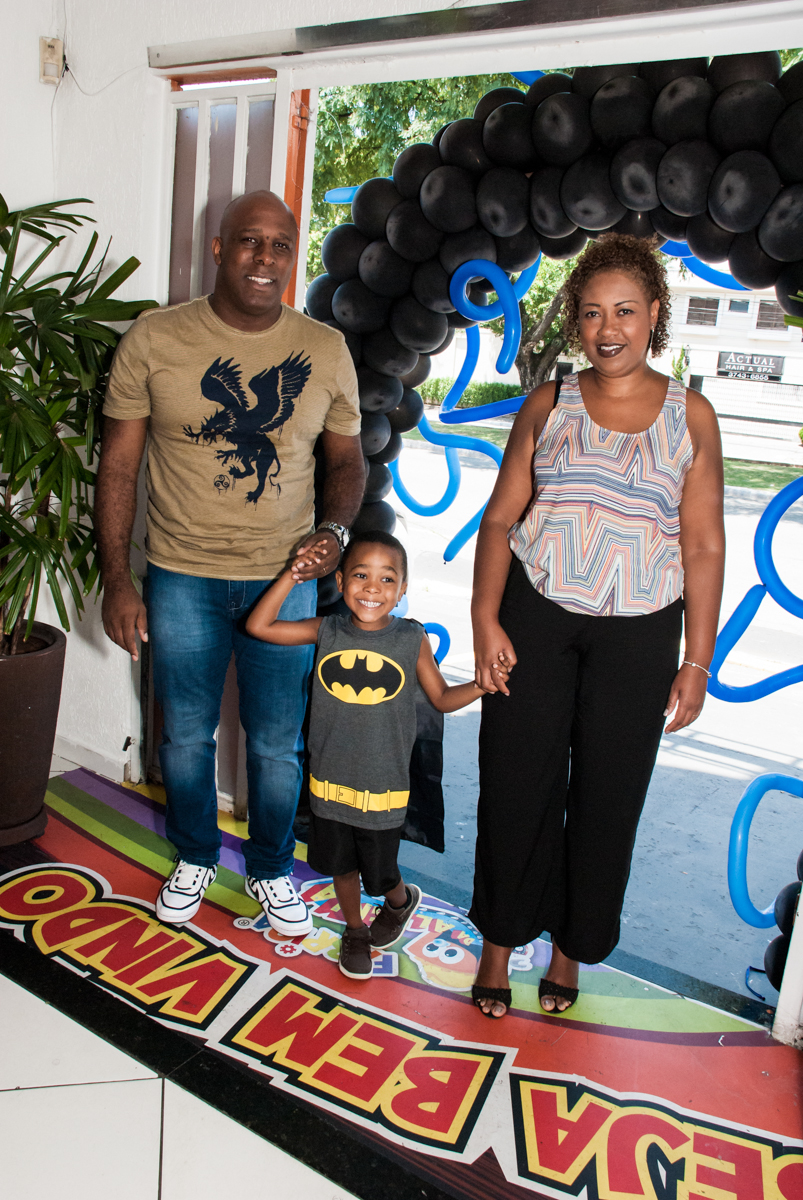 entrada da família na festa no Buffet Fábrica da Alegria Morumbi, São Paulo, aniversário de João Pedro 4 anos tema da festa Batman
