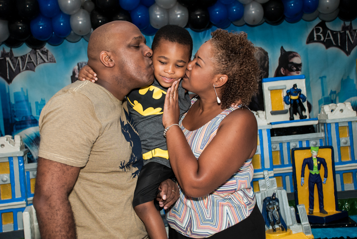 beijo sanduiche no Buffet Fábrica da Alegria Morumbi, São Paulo, aniversário de João Pedro 4 anos tema da festa Batman