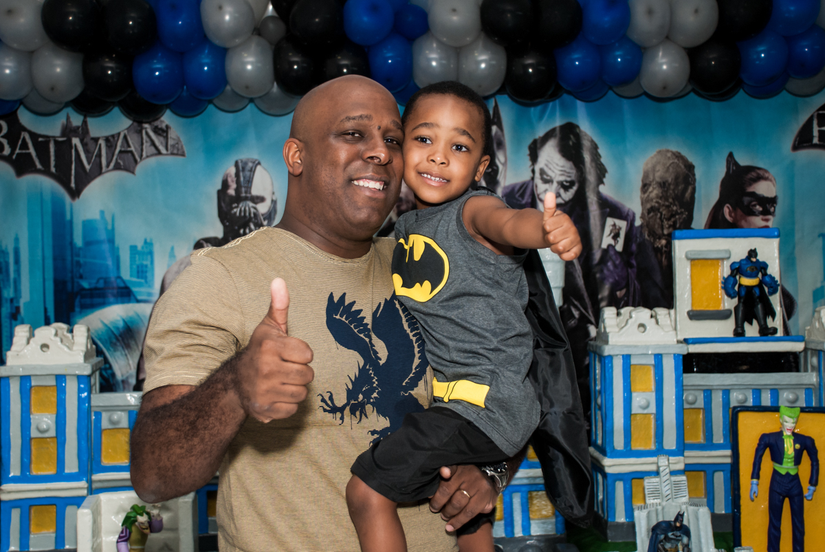 foto com o papai no Buffet Fábrica da Alegria Morumbi, São Paulo, aniversário de João Pedro 4 anos tema da festa Batman