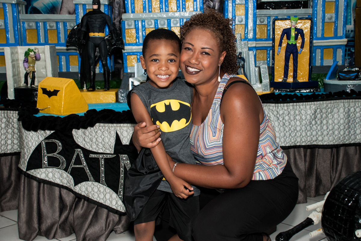 foto com a mamãe no Buffet Fábrica da Alegria Morumbi, São Paulo, aniversário de João Pedro 4 anos tema da festa Batman