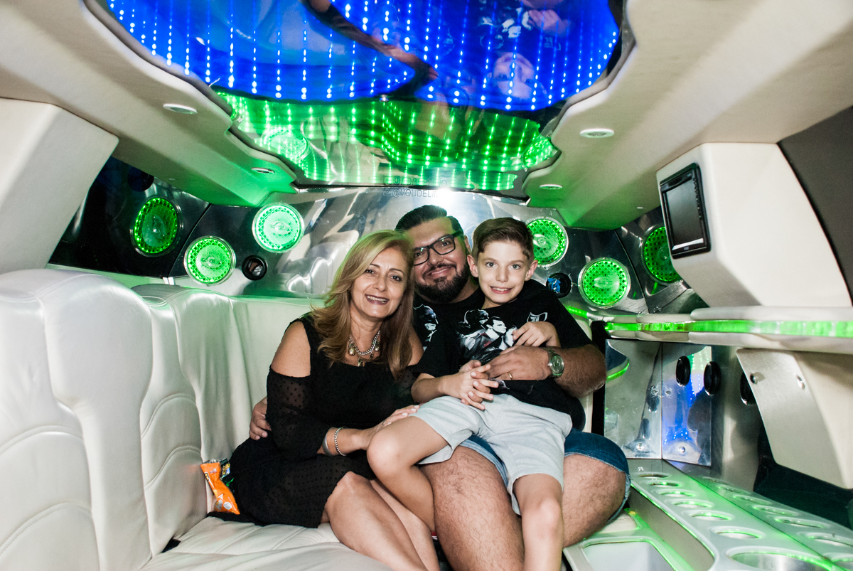 aniversariante com o pai na limousine no Buffet Fábrica da Alegria, Osasco, São Paulo, aniversário de Matheus 9 anos tema da festa Super Heróis