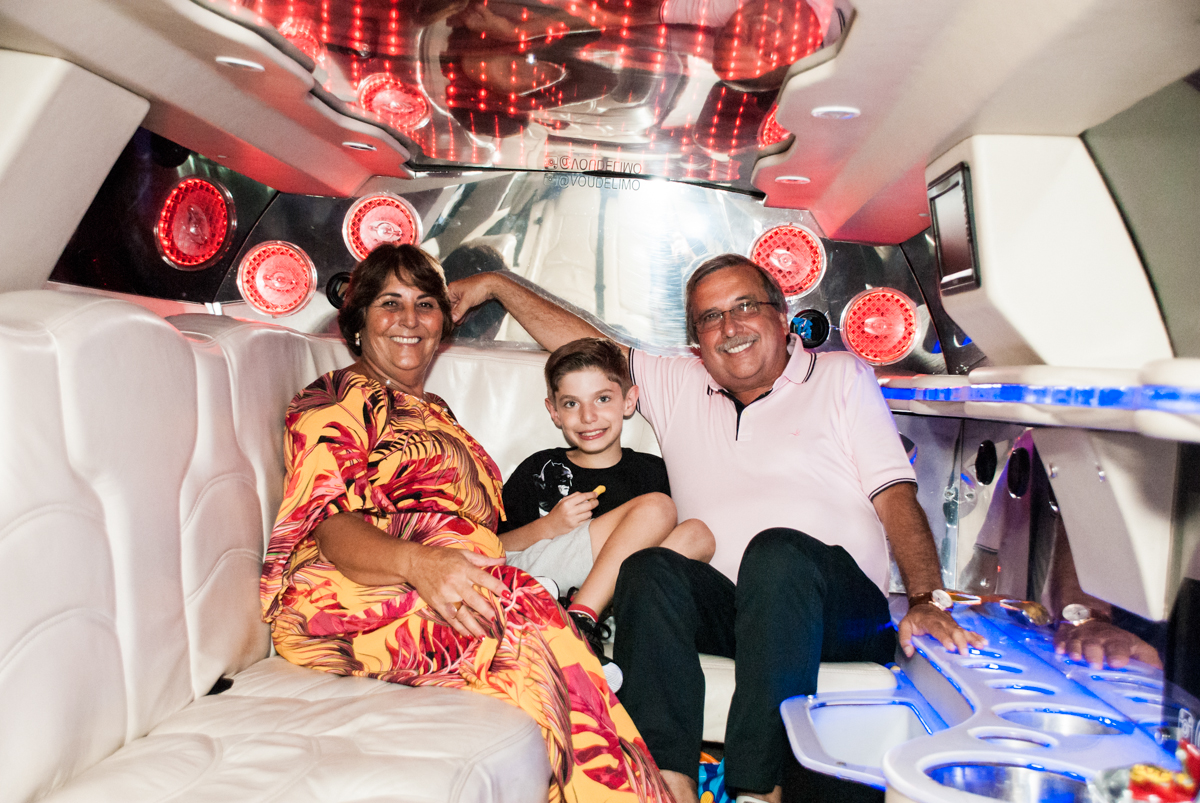 aniversariante na limousine com os avós no Buffet Fábrica da Alegria, Osasco, São Paulo, aniversário de Matheus 9 anos tema da festa Super Heróis