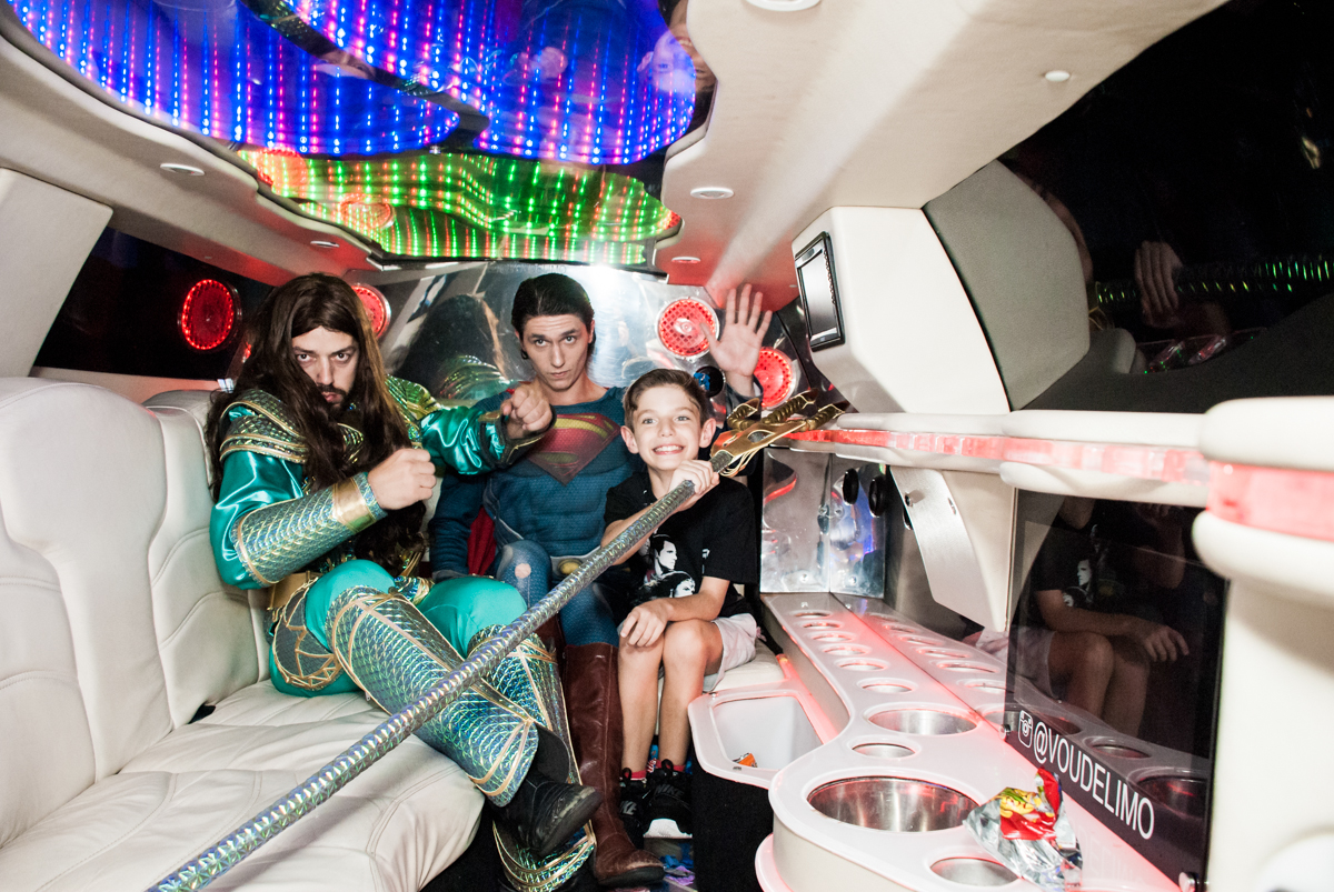 foto com os super heróis no Buffet Fábrica da Alegria, Osasco, São Paulo, aniversário de Matheus 9 anos tema da festa Super Heróis