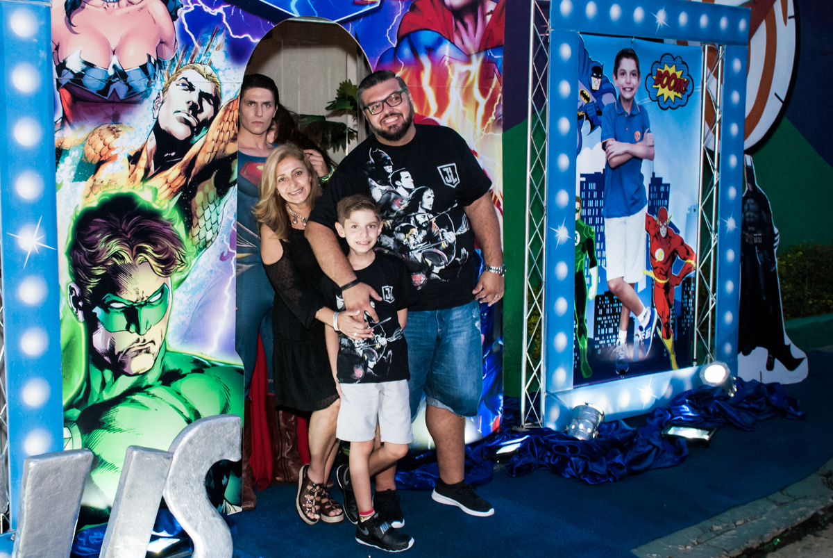 entrada da família para a festa no Buffet Fábrica da Alegria, Osasco, São Paulo, aniversário de Matheus 9 anos tema da festa Super Heróis