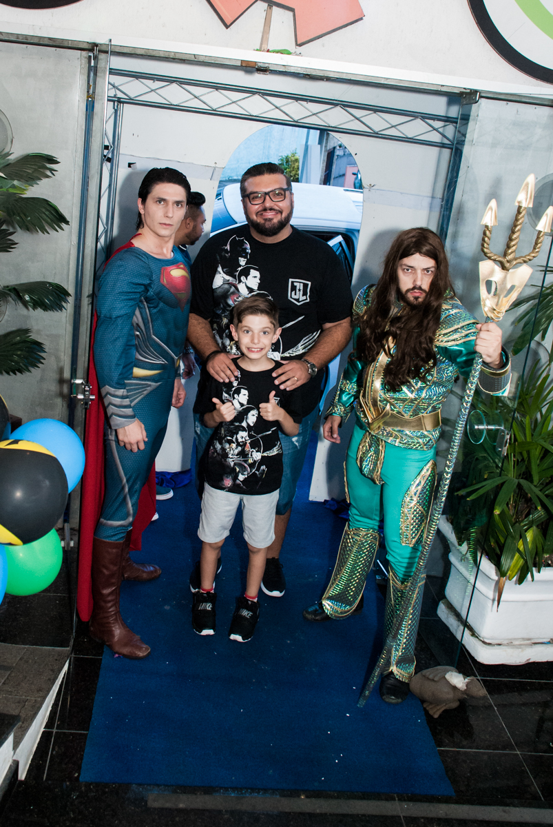 família entra no Buffet Fábrica da Alegria, Osasco, São Paulo, aniversário de Matheus 9 anos tema da festa Super Heróis