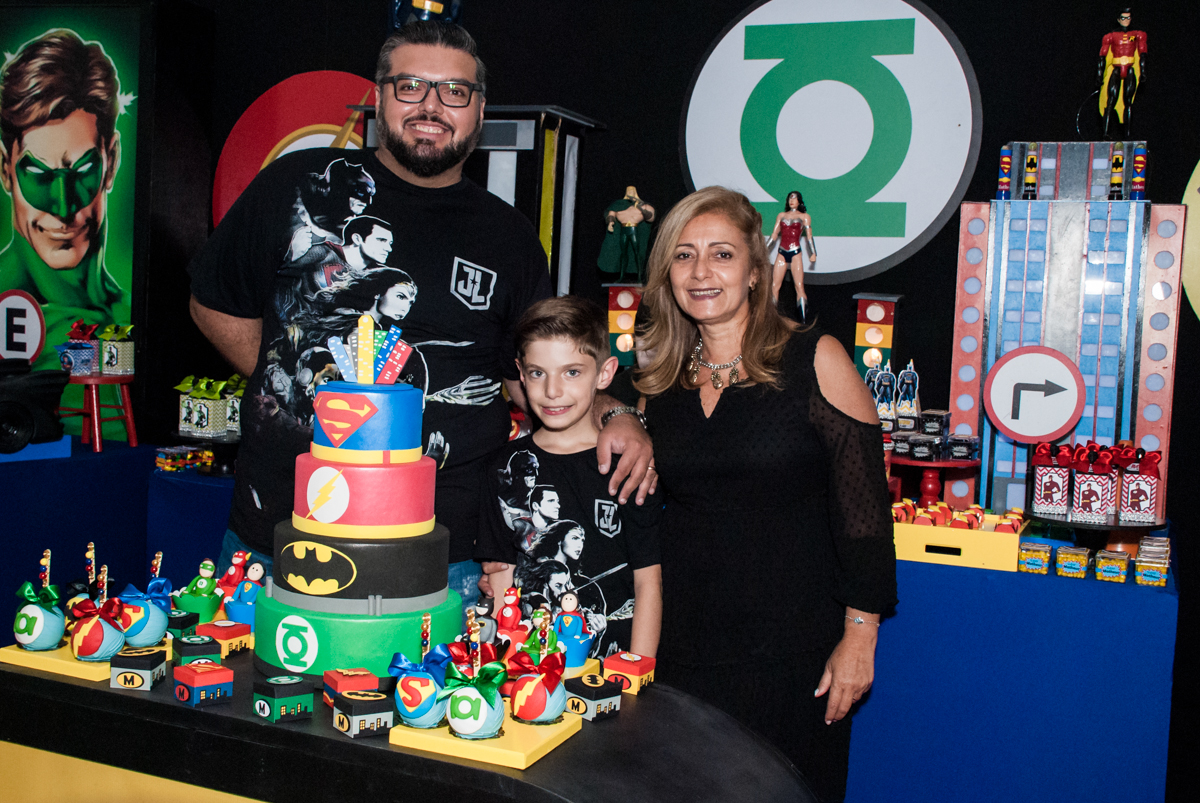 fotos na mesa decorada no Buffet Fábrica da Alegria, Osasco, São Paulo, aniversário de Matheus 9 anos tema da festa Super Heróis