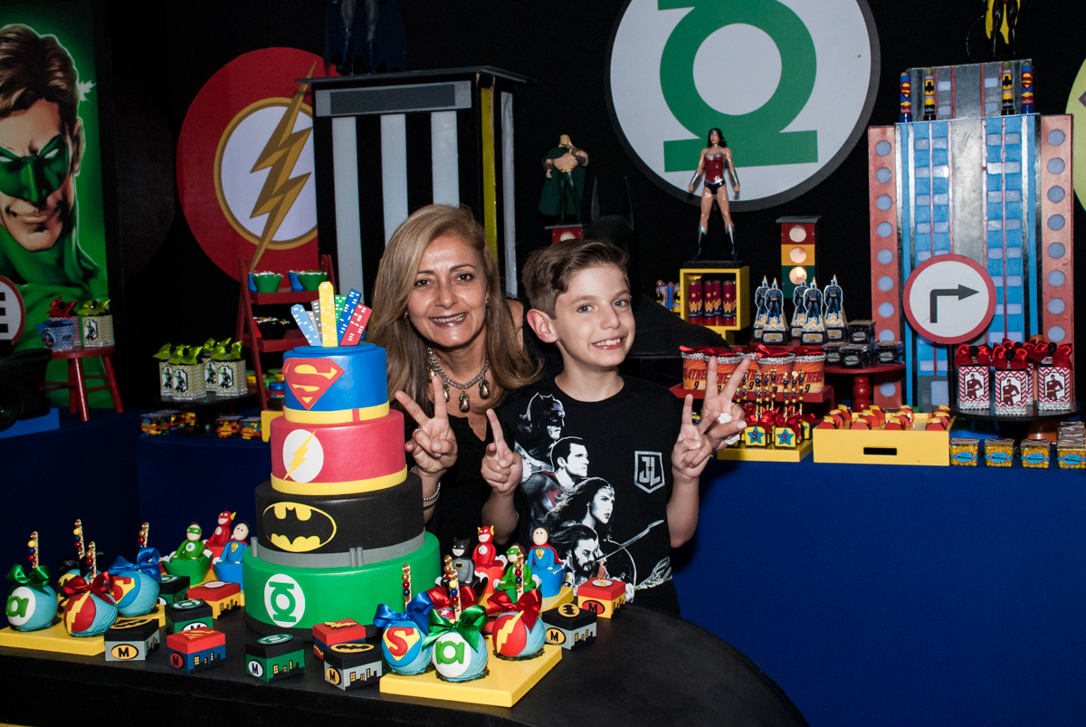 feliz fazendo foto com a tia no Buffet Fábrica da Alegria, Osasco, São Paulo, aniversário de Matheus 9 anos tema da festa Super Heróis