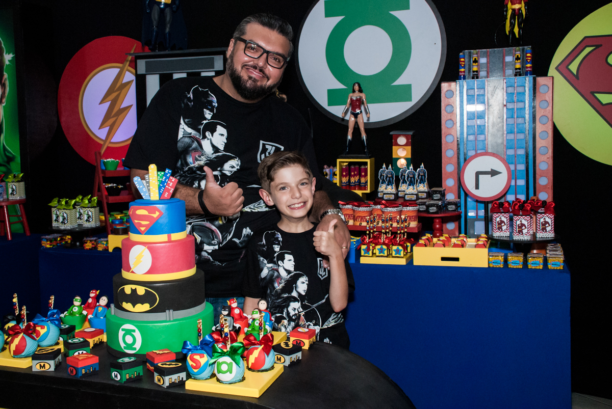 papai também quer sair na foto no Buffet Fábrica da Alegria, Osasco, São Paulo, aniversário de Matheus 9 anos tema da festa Super Heróis
