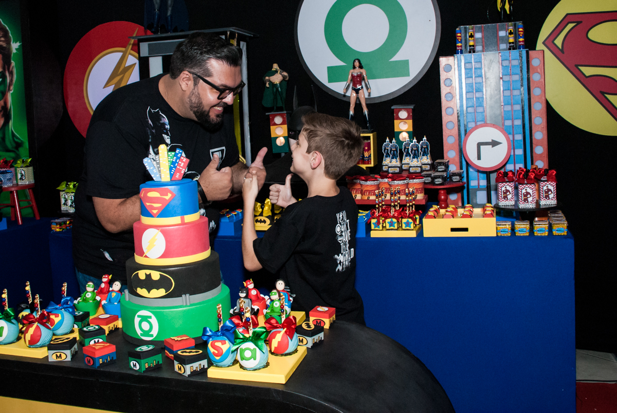 cumprimentos feliz no Buffet Fábrica da Alegria, Osasco, São Paulo, aniversário de Matheus 9 anos tema da festa Super Heróis