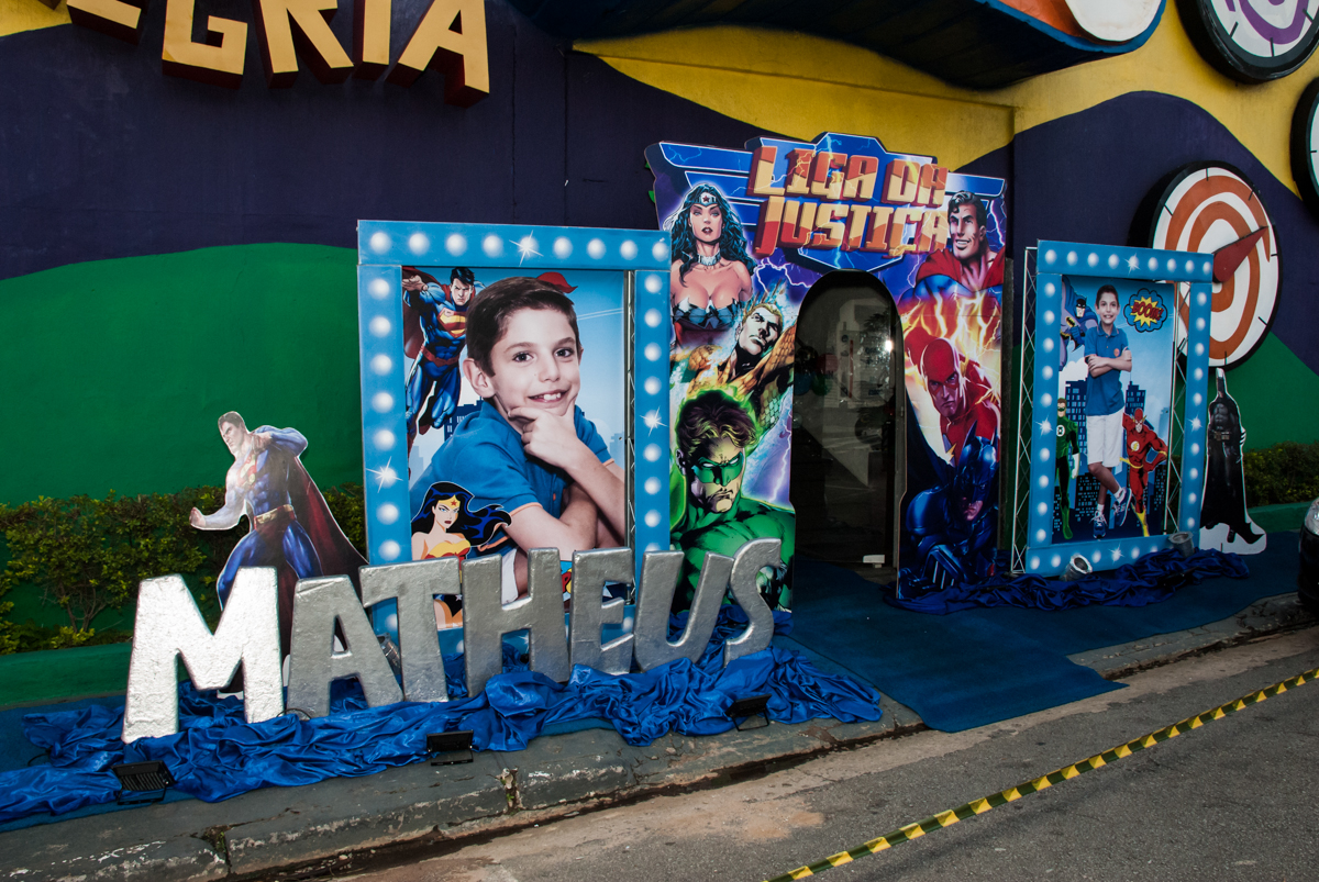 fotografia da família na frente do Buffet Fábrica da Alegria, Osasco, São Paulo, aniversário de Matheus 9 anos tema da festa Super Heróis