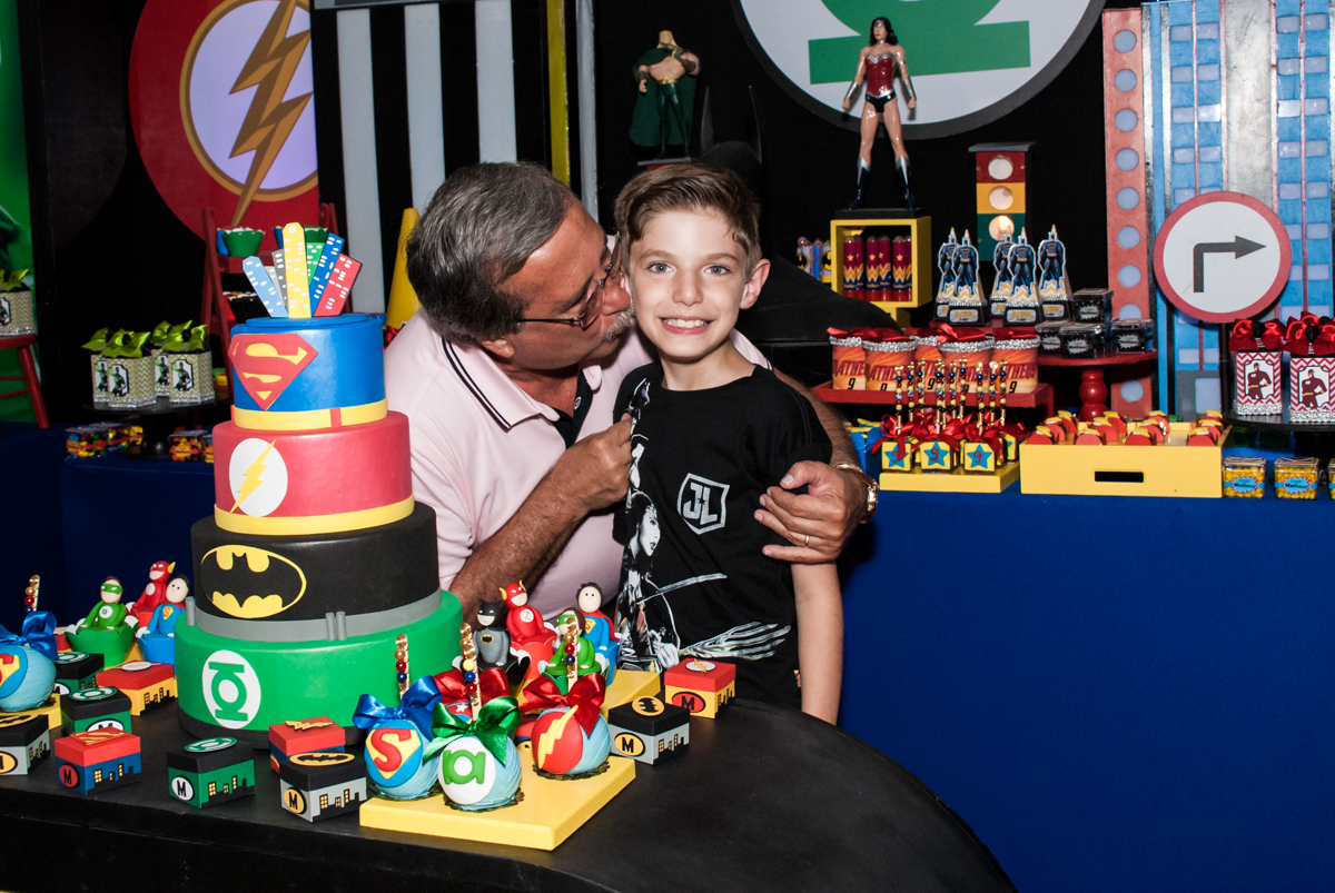 carinho do vovô no Buffet Fábrica da Alegria, Osasco, São Paulo, aniversário de Matheus 9 anos tema da festa Super Heróis