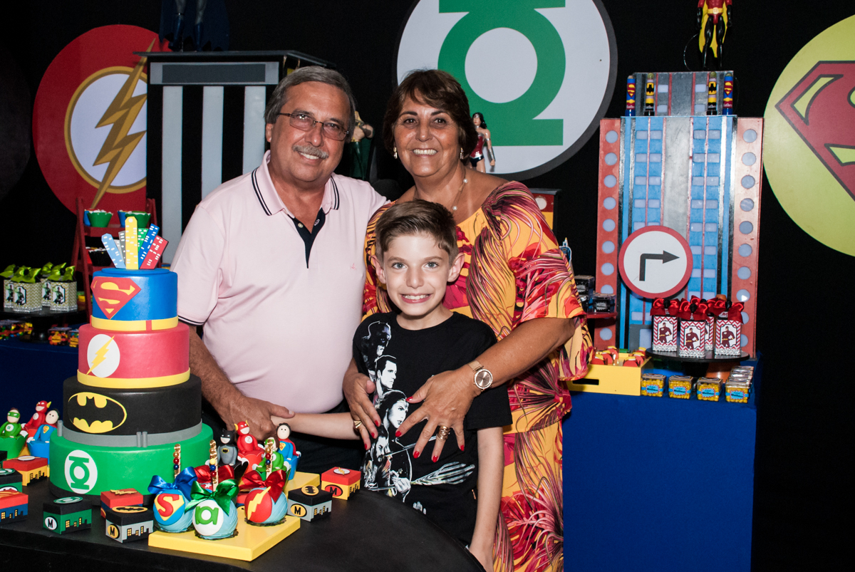 Os avós felizes com o neto no Buffet Fábrica da Alegria, Osasco, São Paulo, aniversário de Matheus 9 anos tema da festa Super Heróis