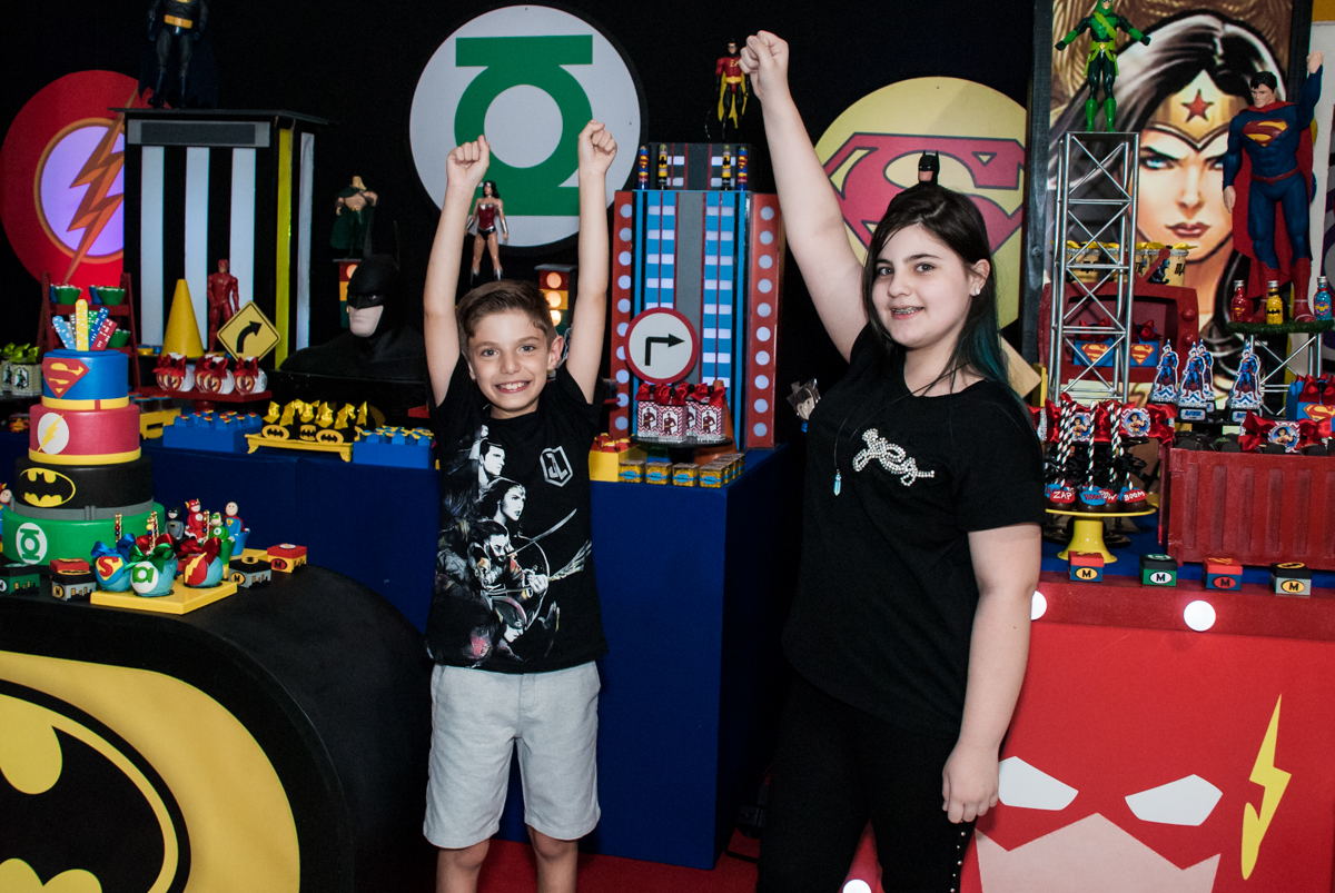 bagunça com a prima no Buffet Fábrica da Alegria, Osasco, São Paulo, aniversário de Matheus 9 anos tema da festa Super Heróis