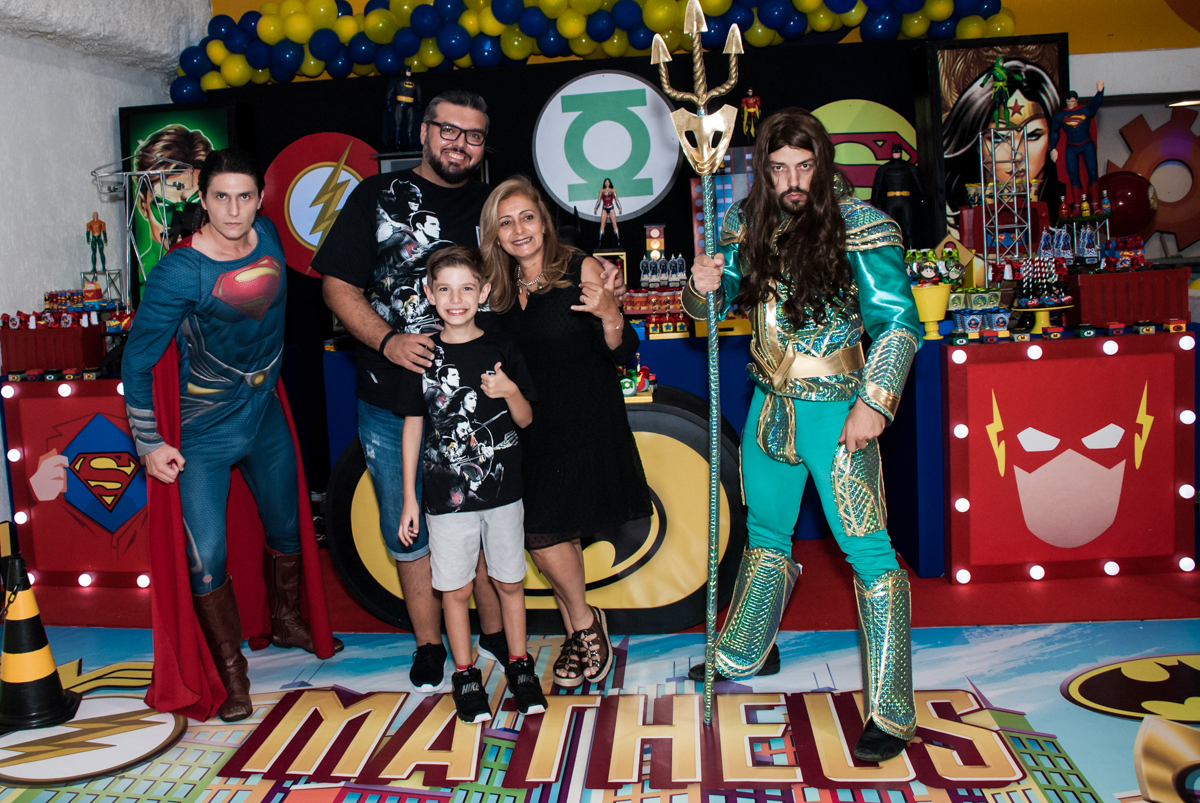 todos se divertem com os super heróis no Buffet Fábrica da Alegria, Osasco, São Paulo, aniversário de Matheus 9 anos tema da festa Super Heróis