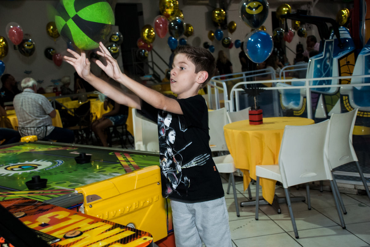 jogando basquete no Buffet Fábrica da Alegria, Osasco, São Paulo, aniversário de Matheus 9 anos tema da festa Super Heróis