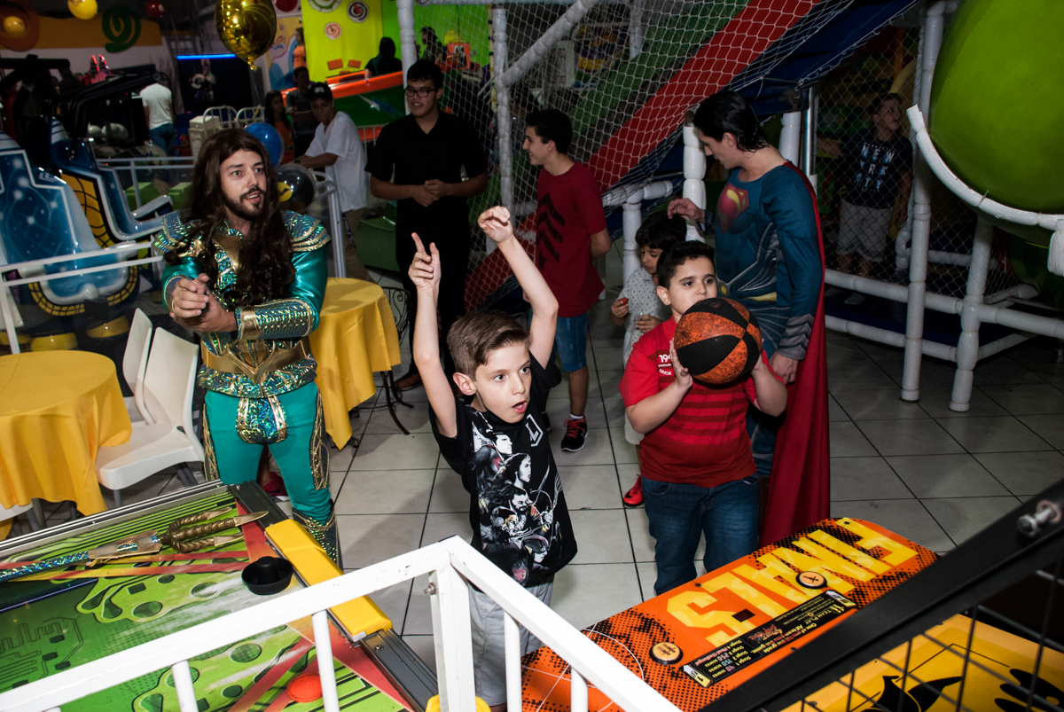 muitas cestas no jogo de basquete no Buffet Fábrica da Alegria, Osasco, São Paulo, aniversário de Matheus 9 anos tema da festa Super Heróis