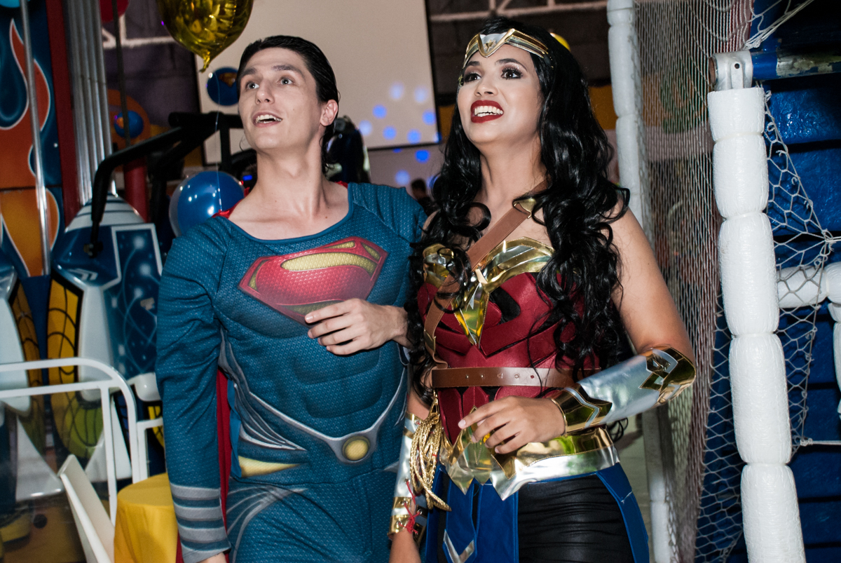 Os super heróis também se divertem na festa no Buffet Fábrica da Alegria, Osasco, São Paulo, aniversário de Matheus 9 anos tema da festa Super Heróis