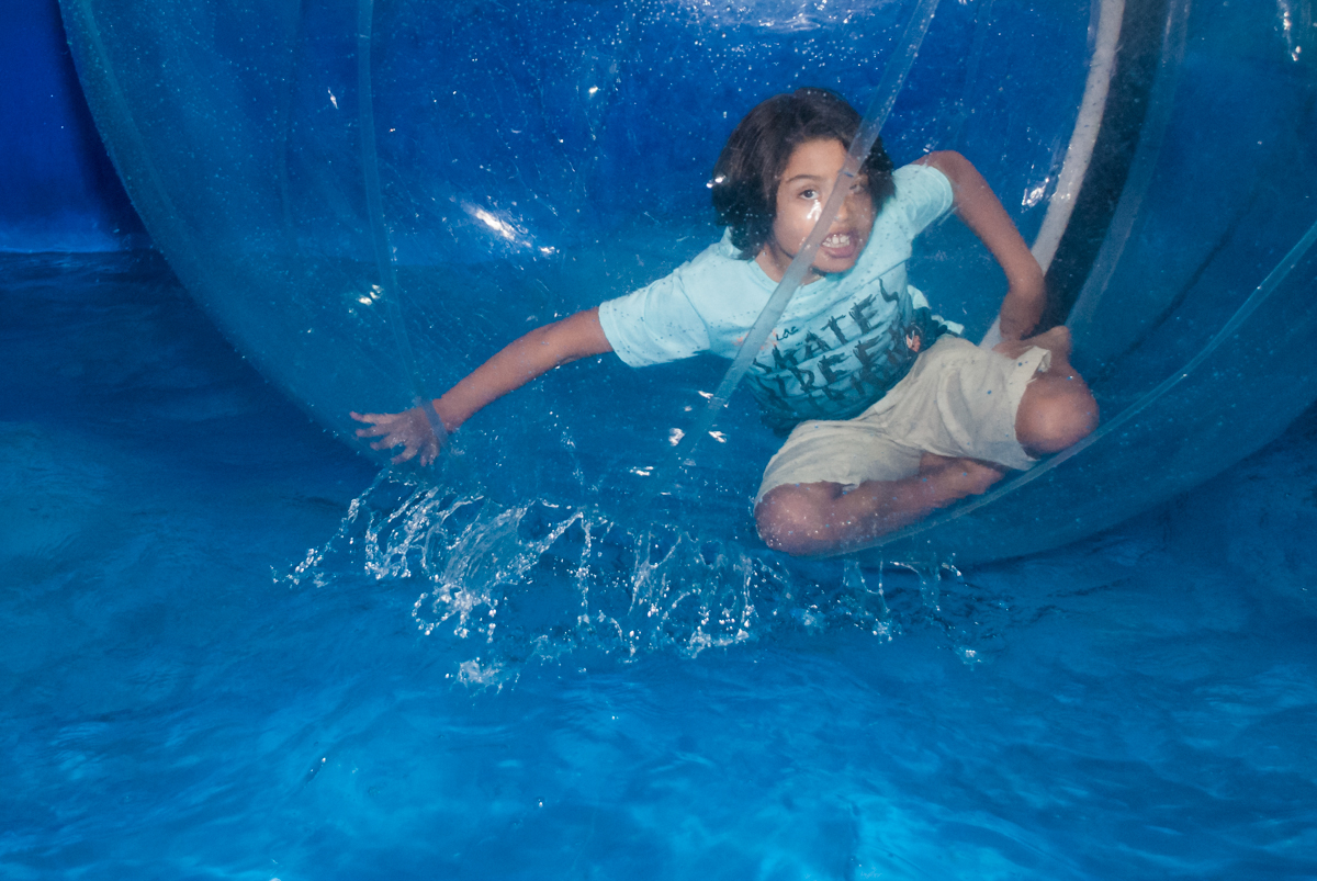 O amigo também brinca no aqua play no Buffet Fábrica da Alegria, Osasco, São Paulo, aniversário de Matheus 9 anos tema da festa Super Heróis