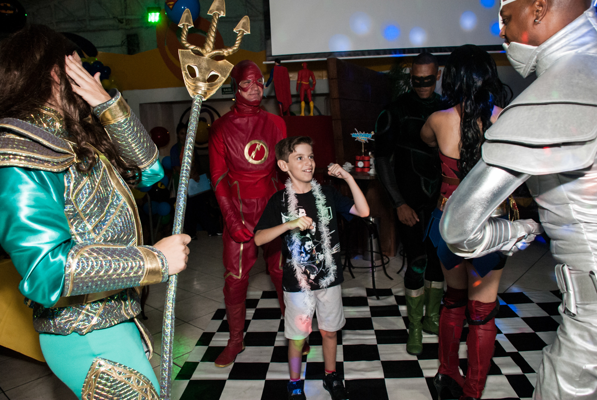 hora d abalada no Buffet Fábrica da Alegria, Osasco, São Paulo, aniversário de Matheus 9 anos tema da festa Super Heróis