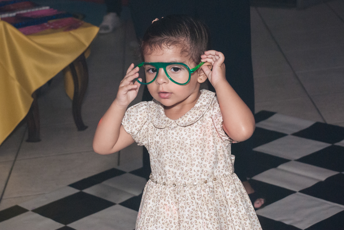 A pequena curte a balada no Buffet Fábrica da Alegria, Osasco, São Paulo, aniversário de Matheus 9 anos tema da festa Super Heróis