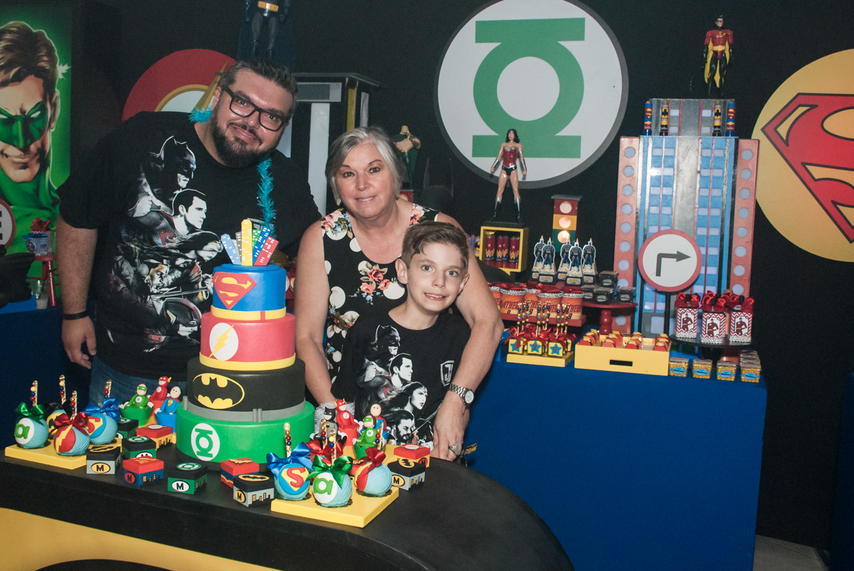 foto com a vovó no Buffet Fábrica da Alegria, Osasco, São Paulo, aniversário de Matheus 9 anos tema da festa Super Heróis