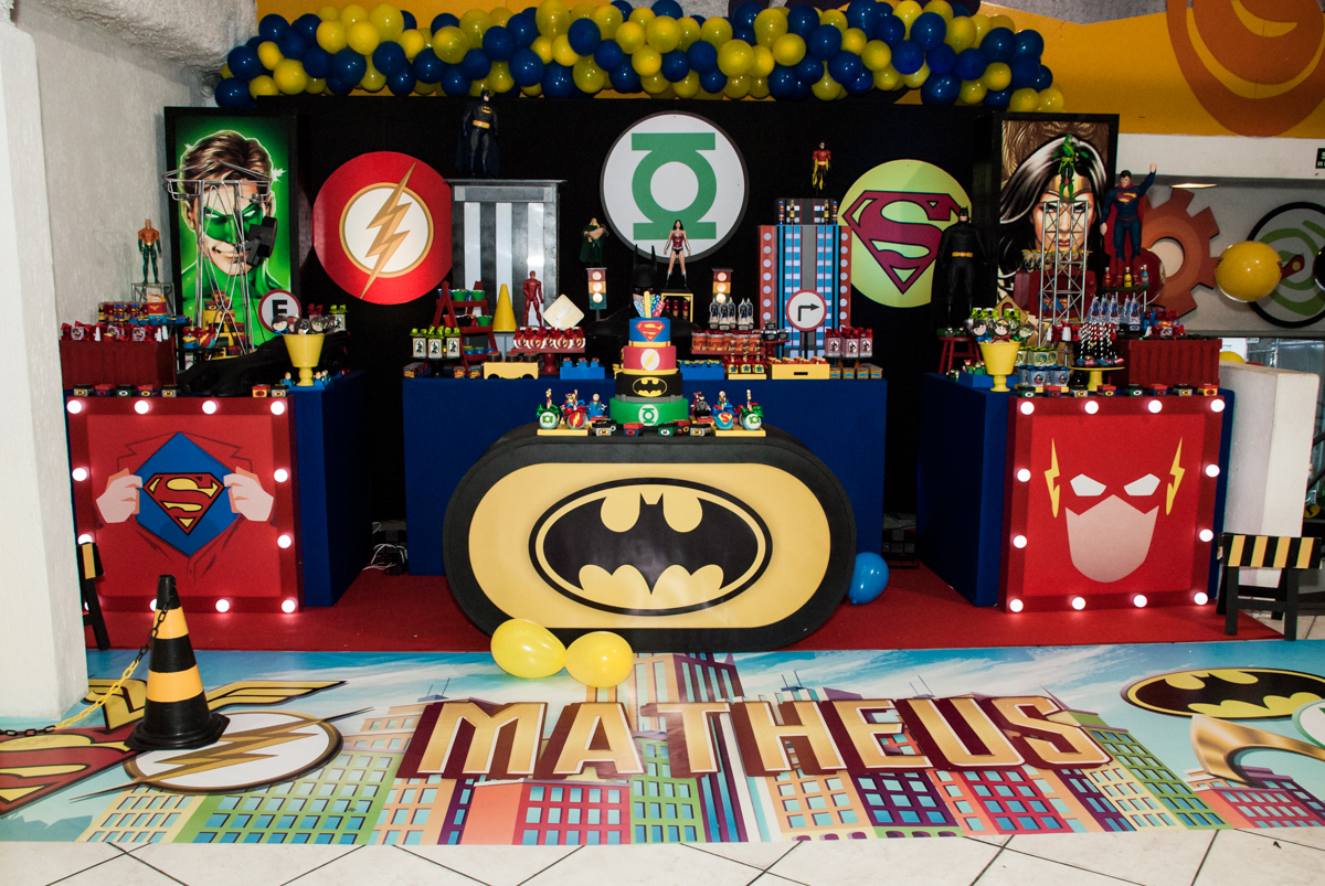 mesa temática no Buffet Fábrica da Alegria, Osasco, São Paulo, aniversário de Matheus 9 anos tema da festa Super Heróis