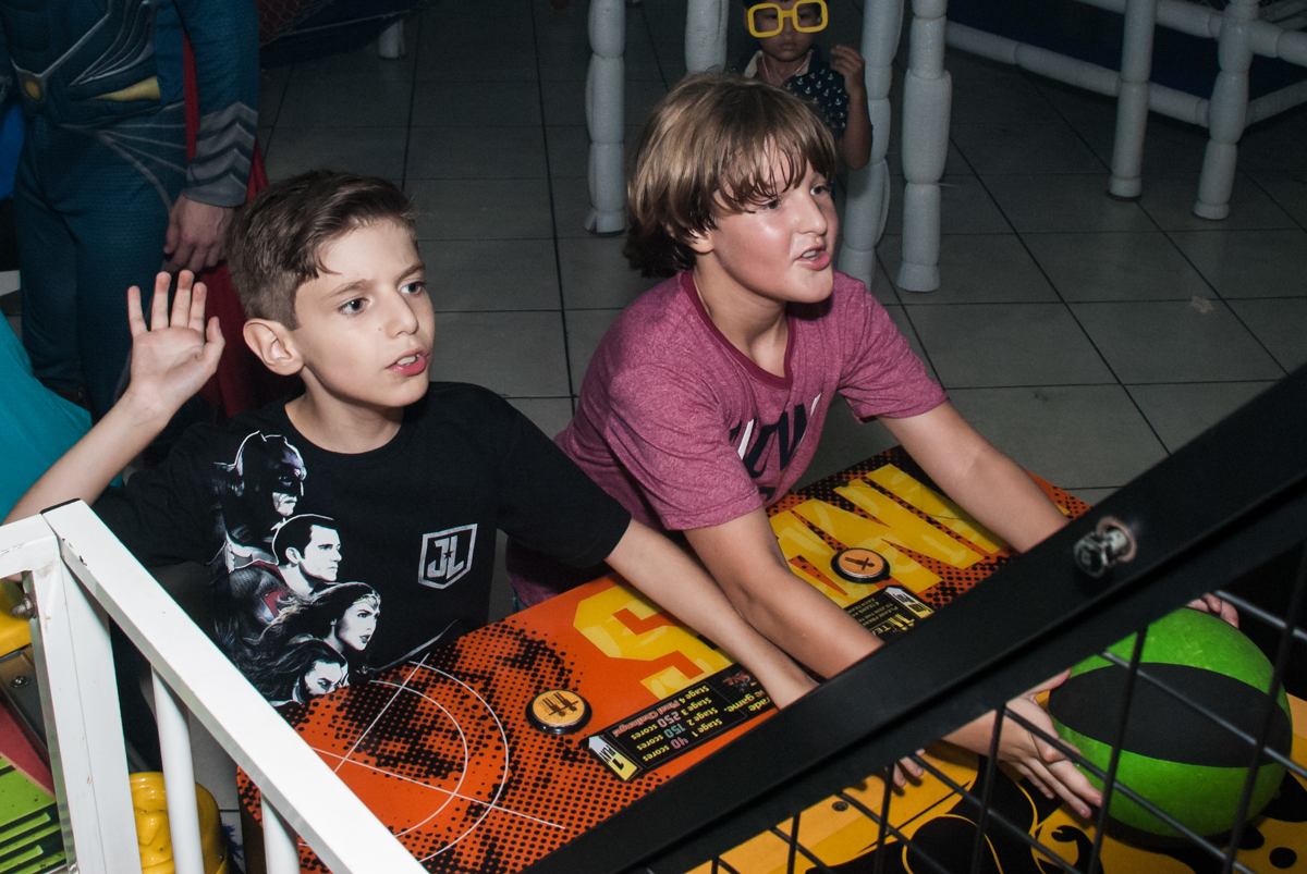 amigos jogam basquete no Buffet Fábrica da Alegria, Osasco, São Paulo, aniversário de Matheus 9 anos tema da festa Super Heróis