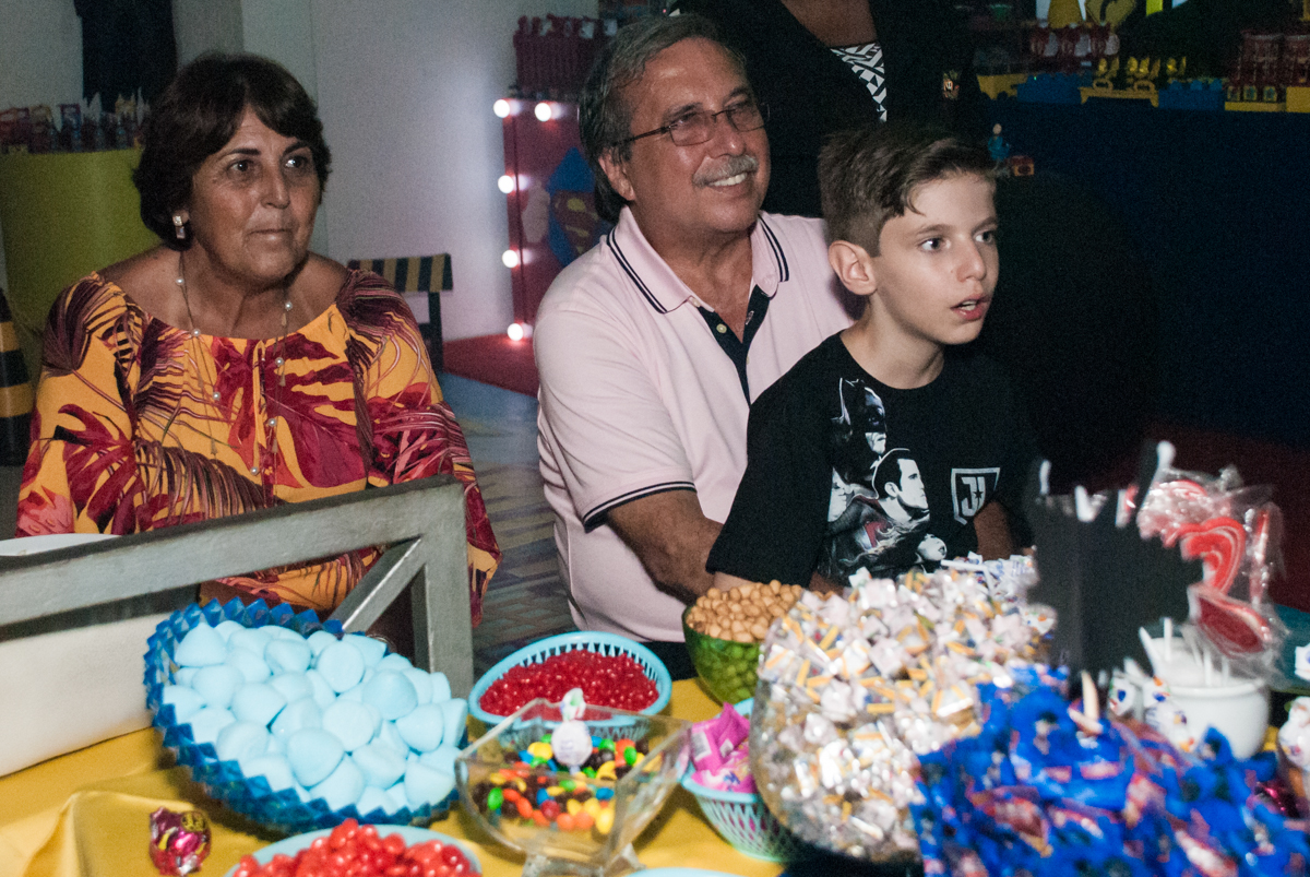 todos atentos ao show no Buffet Fábrica da Alegria, Osasco, São Paulo, aniversário de Matheus 9 anos tema da festa Super Heróis