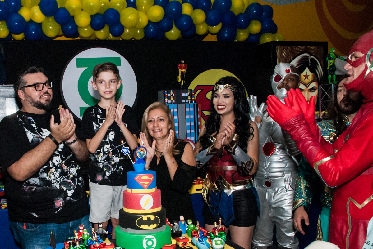 hora do parabéns no Buffet Fábrica da Alegria, Osasco, São Paulo, aniversário de Matheus 9 anos tema da festa Super Heróis