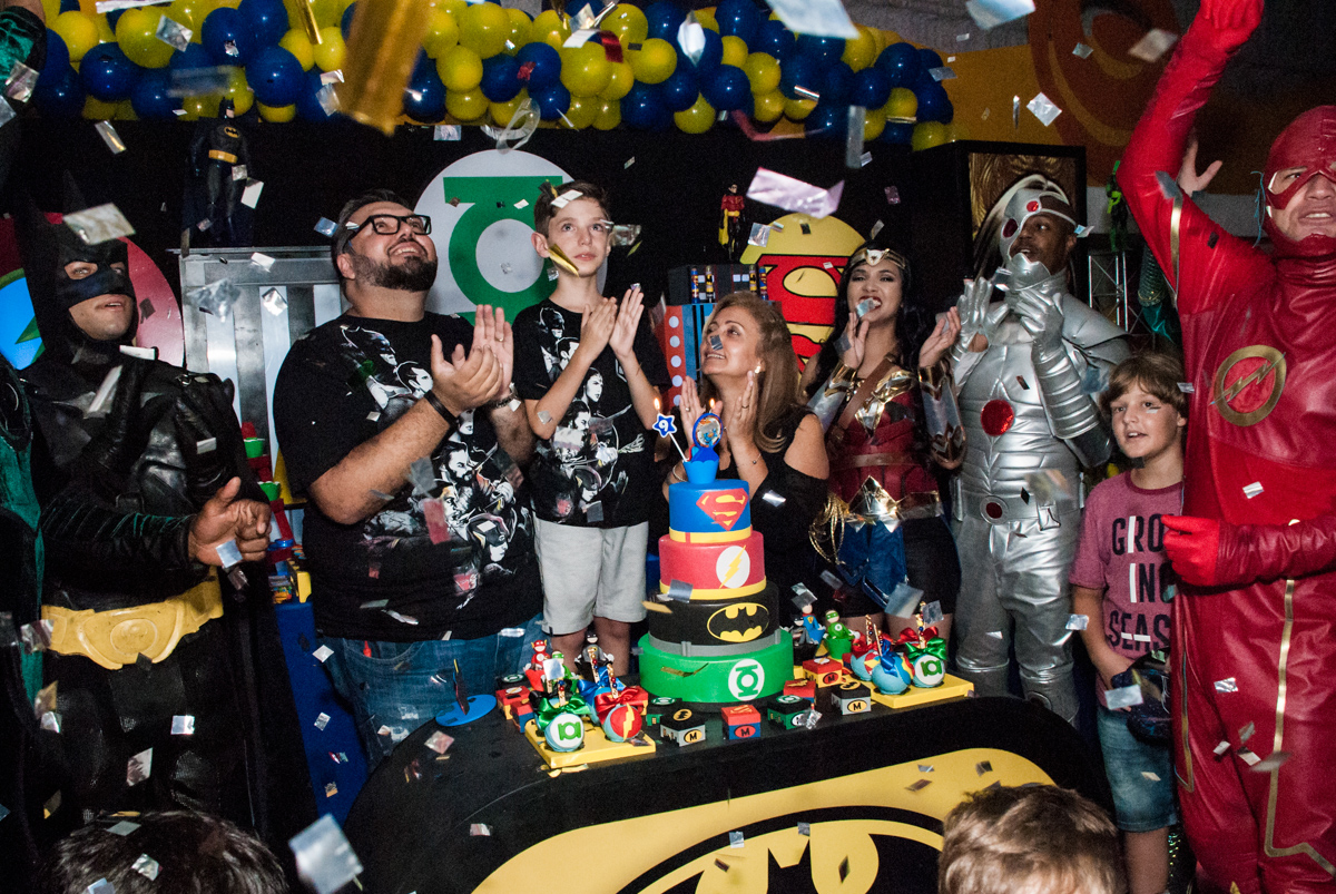 parabéns animado no Buffet Fábrica da Alegria, Osasco, São Paulo, aniversário de Matheus 9 anos tema da festa Super Heróis
