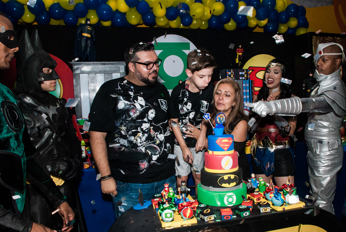 soprando a vela no bolo no Buffet Fábrica da Alegria, Osasco, São Paulo, aniversário de Matheus 9 anos tema da festa Super Heróis