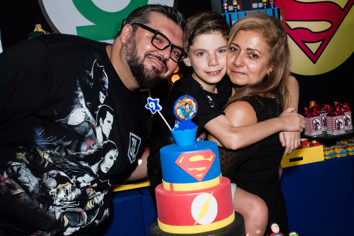 família feliz no Buffet Fábrica da Alegria, Osasco, São Paulo, aniversário de Matheus 9 anos tema da festa Super Heróis