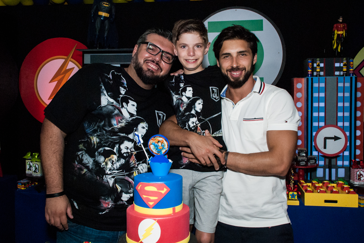 foto com o tio no Buffet Fábrica da Alegria, Osasco, São Paulo, aniversário de Matheus 9 anos tema da festa Super Heróis