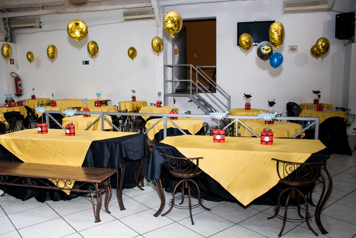 mesa decorada com balão no Buffet Fábrica da Alegria, Osasco, São Paulo, aniversário de Matheus 9 anos tema da festa Super Heróis