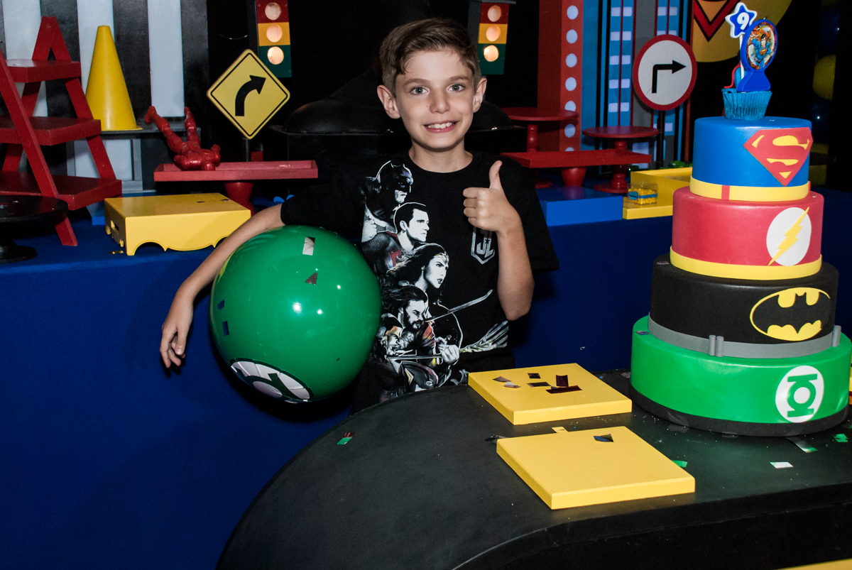 jogo de bola animado no Buffet Fábrica da Alegria, Osasco, São Paulo, aniversário de Matheus 9 anos tema da festa Super Heróis