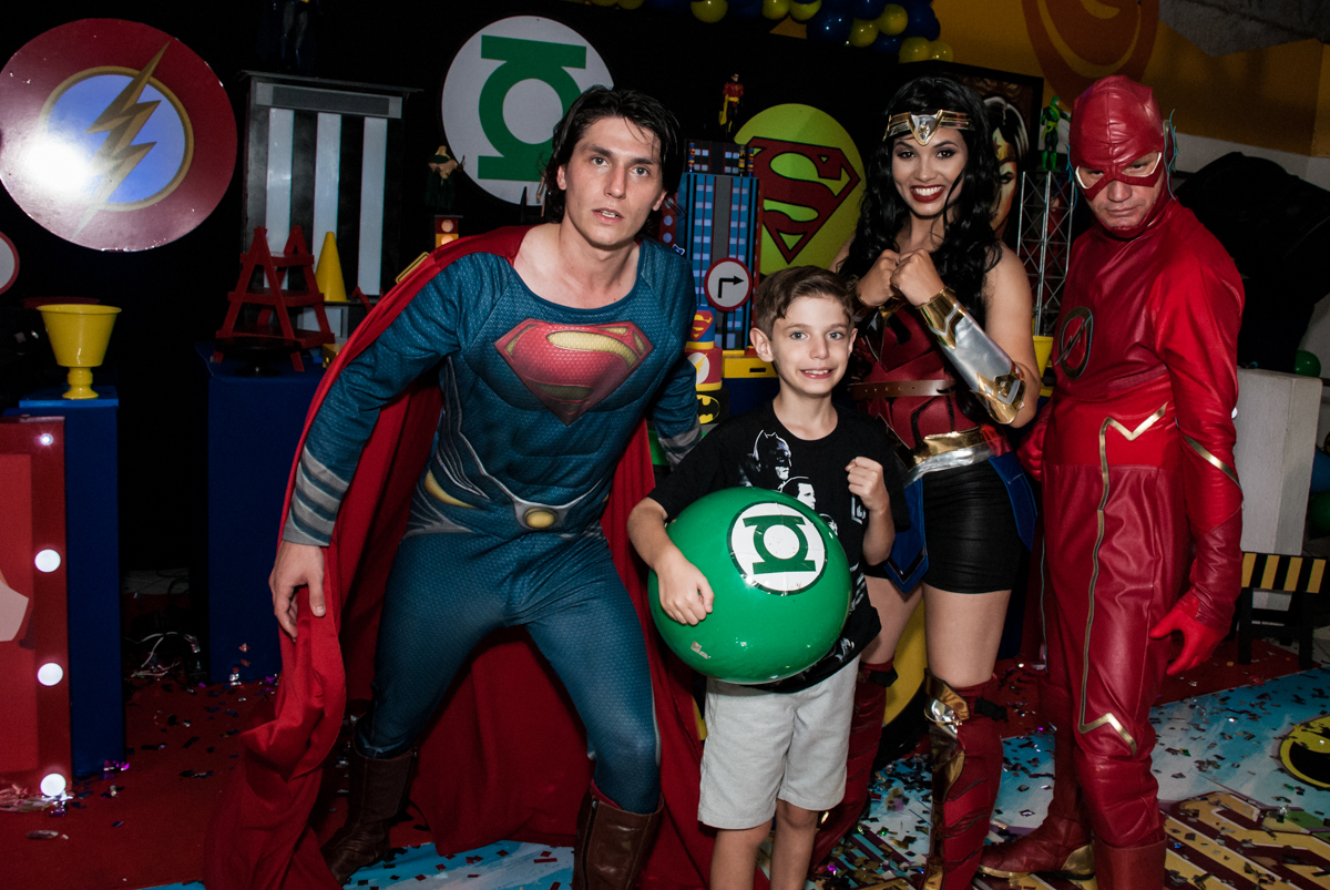 jogando bola com os super heróis no Buffet Fábrica da Alegria, Osasco, São Paulo, aniversário de Matheus 9 anos tema da festa Super Heróis
