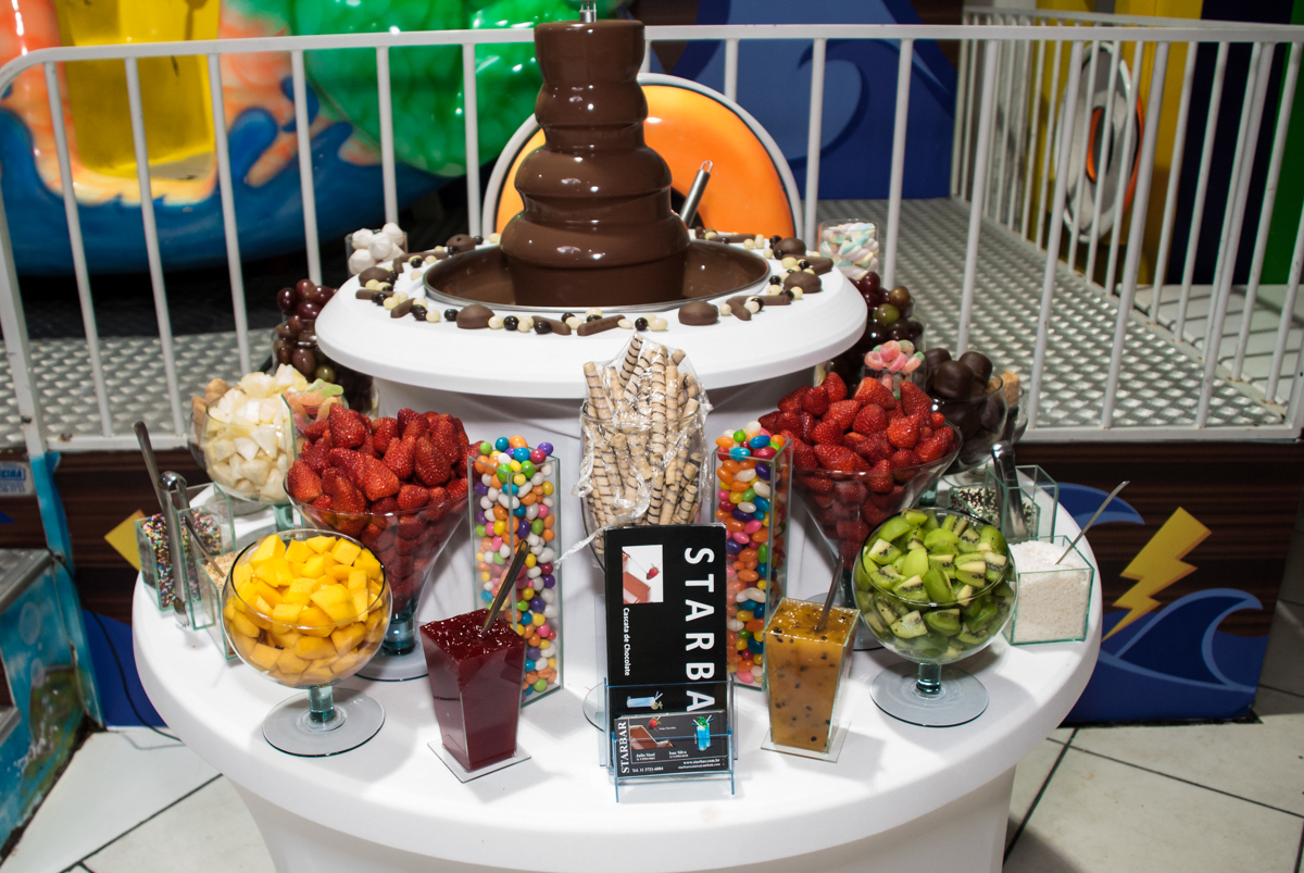 mesa de foundi no Buffet Fábrica da Alegria, Osasco, São Paulo, aniversário de Matheus 9 anos tema da festa Super Heróis