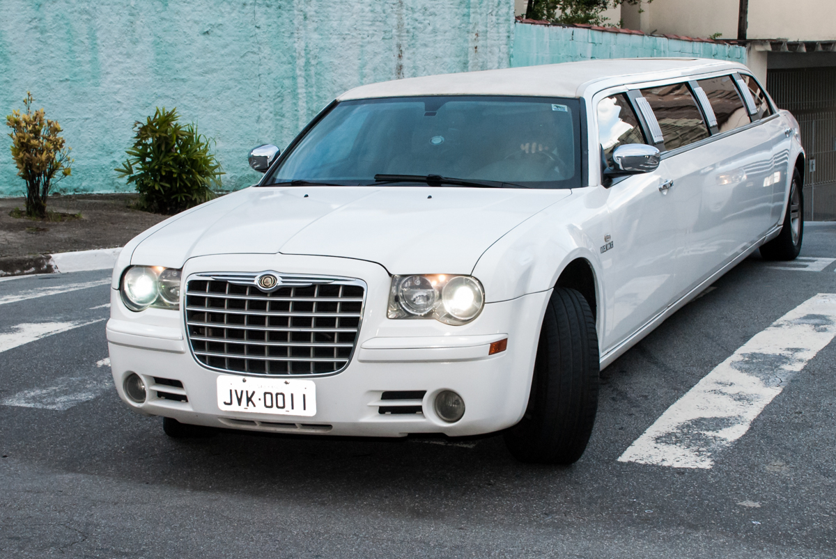 limousine trazendo o aniversariante no Buffet Fábrica da Alegria, Osasco, São Paulo, aniversário de Matheus 9 anos tema da festa Super Heróis