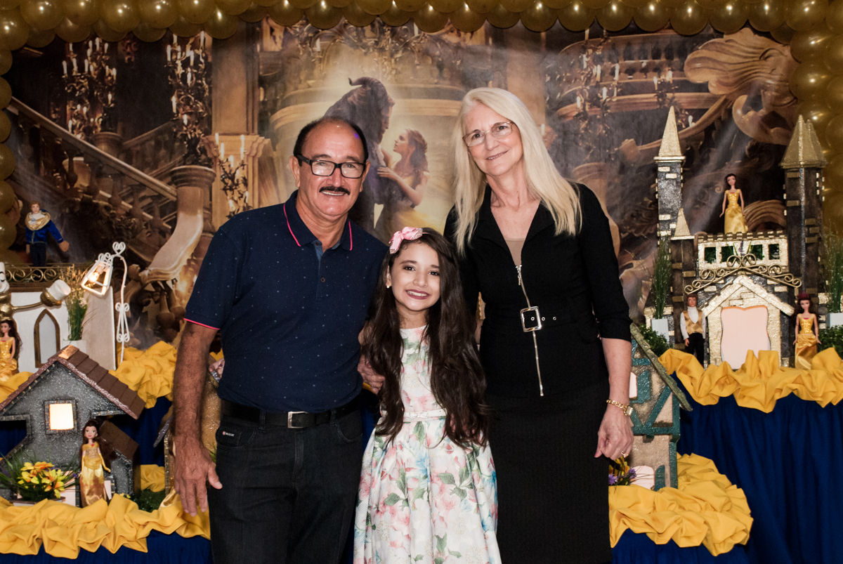 posando para a foto com os avós no Buffet Fábrica da Alegria, Osasco São Paulo, aniversário de Vitória 9 anos, tema da festa A Bela e a Fera