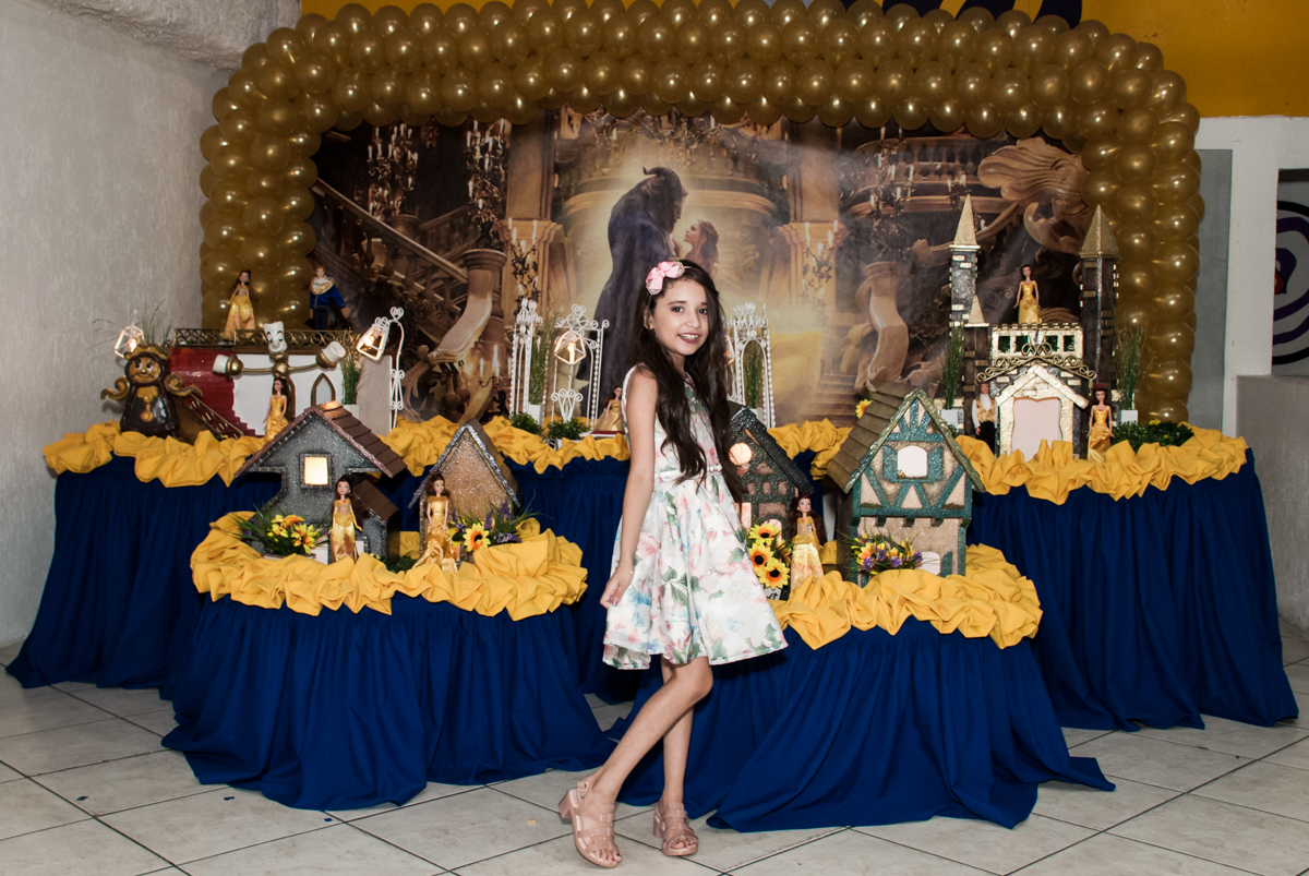 pose de princesa noBuffet Fábrica da Alegria, Osasco São Paulo, aniversário de Vitória 9 anos, tema da festa A Bela e a Fera