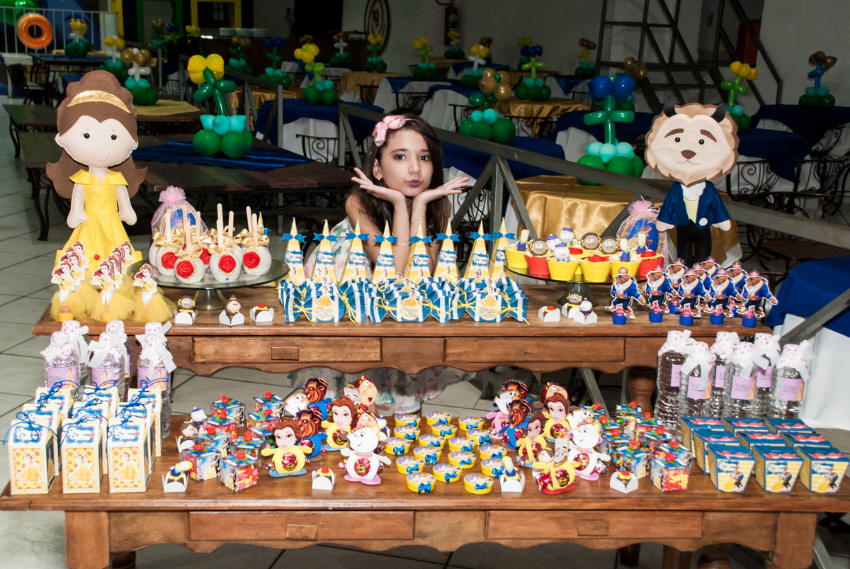 pose na mesa de doces no Buffet Fábrica da Alegria, Osasco São Paulo, aniversário de Vitória 9 anos, tema da festa A Bela e a Fera