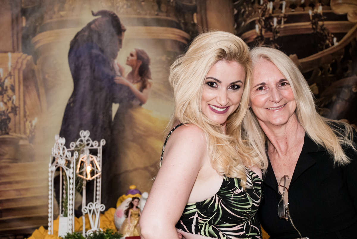 mãe e vó feliz na festa no Buffet Fábrica da Alegria, Osasco São Paulo, aniversário de Vitória 9 anos, tema da festa A Bela e a Fera