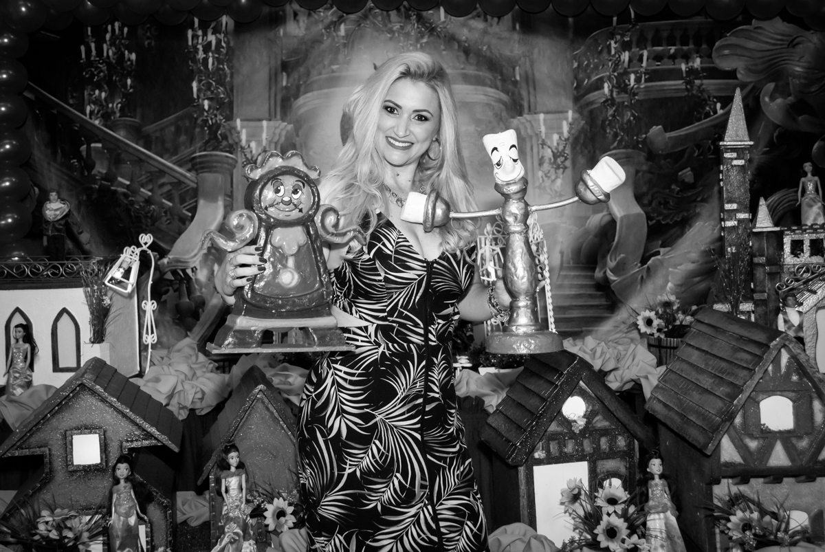 A máe da aniversariante adora ser fotografada no Buffet Fábrica da Alegria, Osasco São Paulo, aniversário de Vitória 9 anos, tema da festa A Bela e a Fera