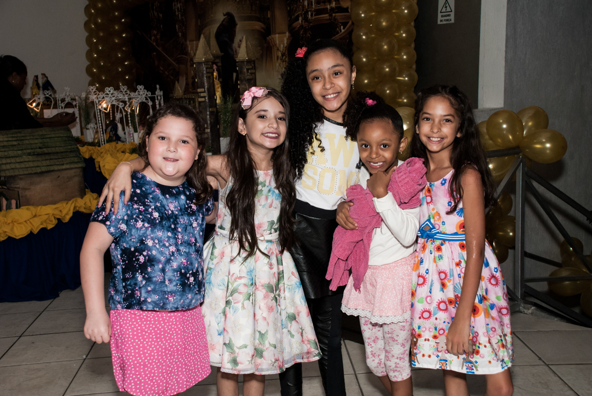 recebendo os amigos para sua festa no Buffet Fábrica da Alegria, Osasco São Paulo, aniversário de Vitória 9 anos, tema da festa A Bela e a Fera