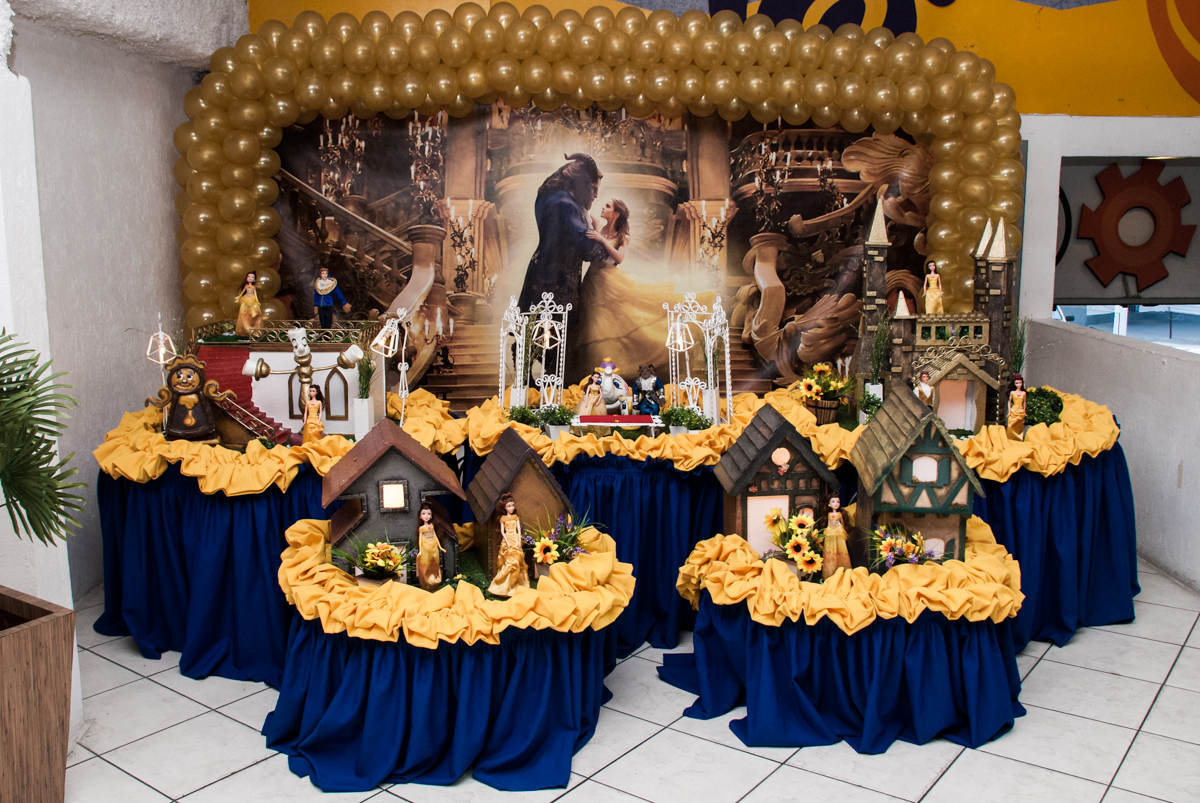 mesa temática no Buffet Fábrica da Alegria, Osasco São Paulo, aniversário de Vitória 9 anos, tema da festa A Bela e a Fera