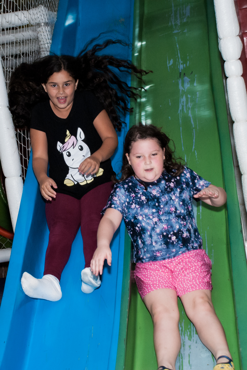 escorregador divertido no Buffet Fábrica da Alegria, Osasco São Paulo, aniversário de Vitória 9 anos, tema da festa A Bela e a Fera