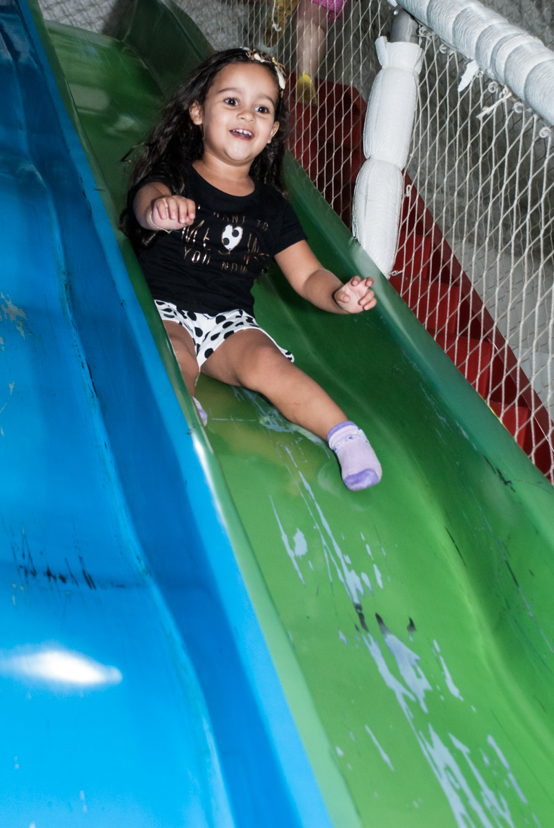 mais diversão no escorregador no Buffet Fábrica da Alegria, Osasco São Paulo, aniversário de Vitória 9 anos, tema da festa A Bela e a Fera