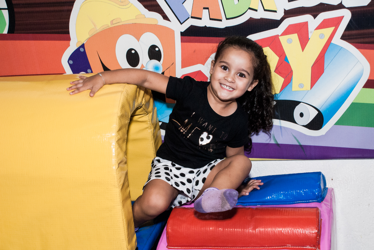brincando na área baby no Buffet Fábrica da Alegria, Osasco São Paulo, aniversário de Vitória 9 anos, tema da festa A Bela e a Fera